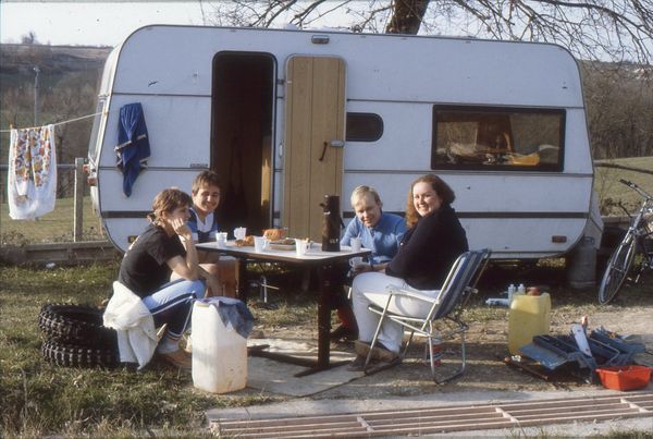 Tarkkosen ja Taimin väki kaffeetauolla Ranskassa
